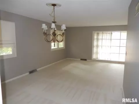 8 Hickory Bow St, Macomb, IL 61455 photo 10
