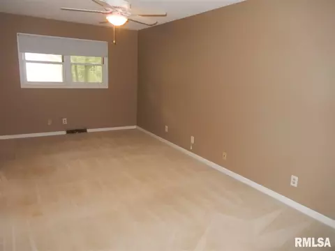 8 Hickory Bow St, Macomb, IL 61455 photo 13