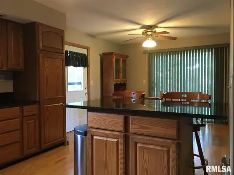 21 Hickory Dr, Macomb, IL 61455 photo 5