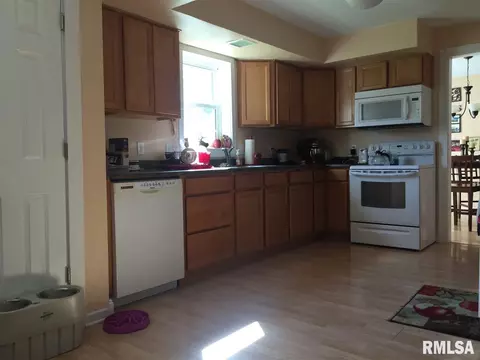 225 Robin Rd, Macomb, IL 61455 photo 9