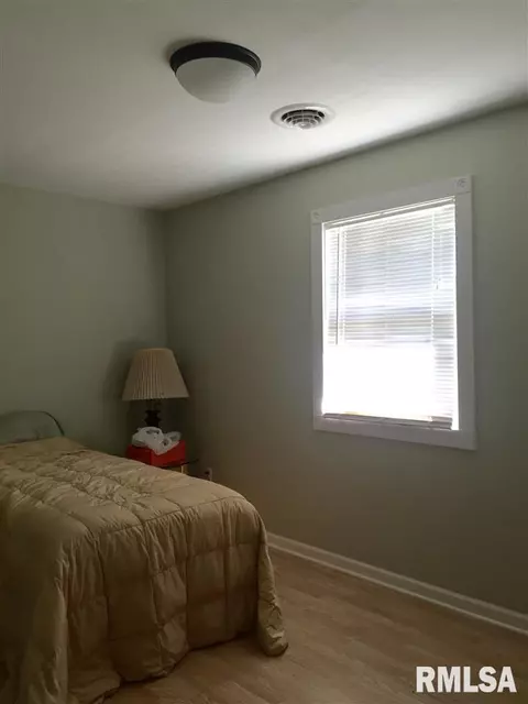 225 Robin Rd, Macomb, IL 61455 photo 12