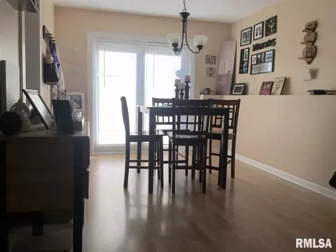 225 Robin Rd, Macomb, IL 61455 photo 4