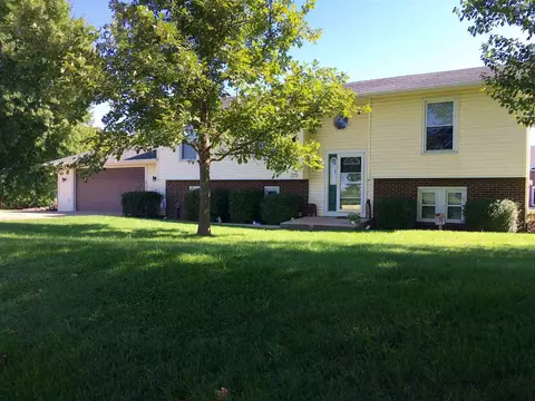 225 Robin Rd, Macomb, IL 61455 photo 1