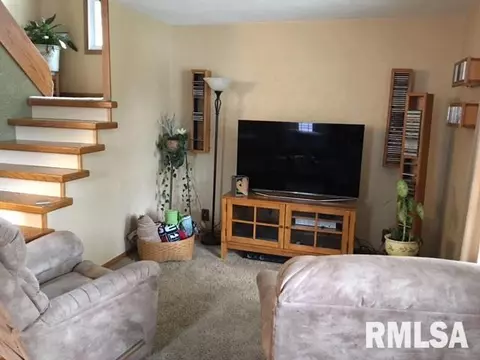 560 Baxter Ct, Canton, IL 61520 photo 4