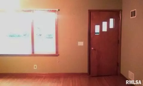 405 W 4th St, Delavan, IL 61734 photo 2