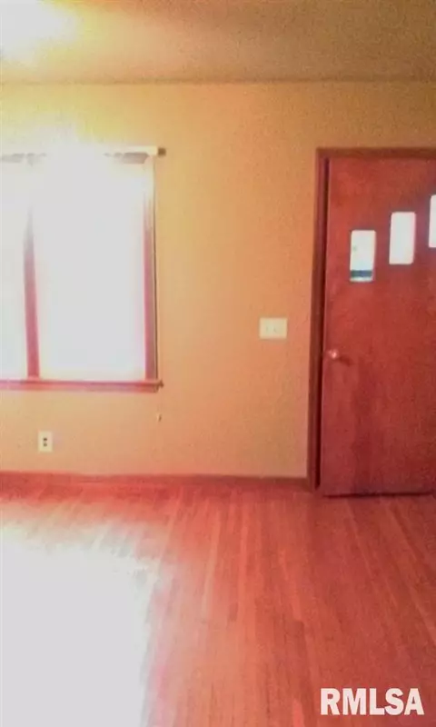 405 W 4th St, Delavan, IL 61734 photo 3