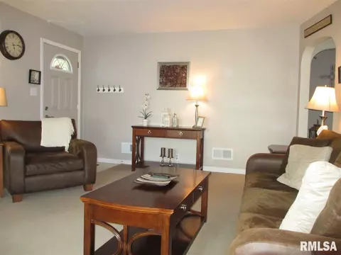 207 W Bertram St, Metamora, IL 61548 photo 2