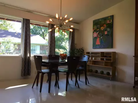 703 Auburn Dr, Macomb, IL 61455 photo 8