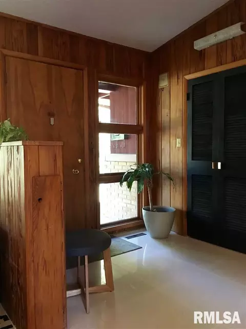 703 Auburn Dr, Macomb, IL 61455 photo 2