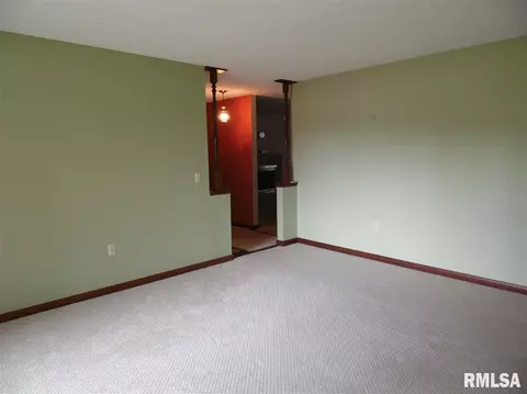 106 James Dr, Macomb, IL 61455 photo 5