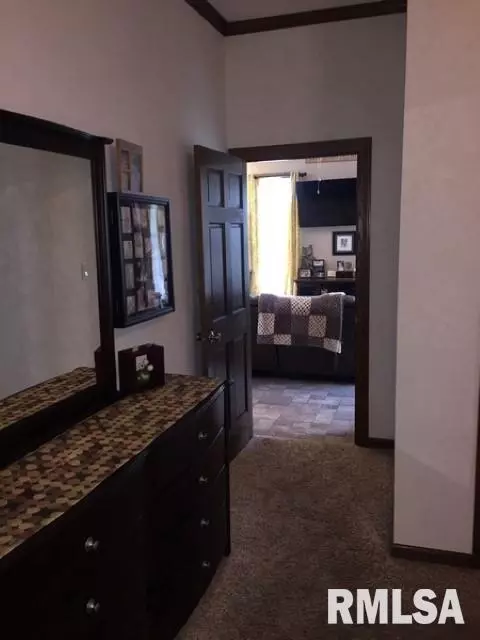 1053 E Walnut, Canton, IL 61520 photo 14