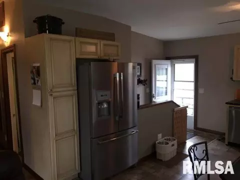 1053 E Walnut, Canton, IL 61520 photo 7