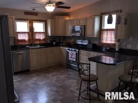 1053 E Walnut, Canton, IL 61520 photo 6