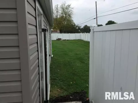 1053 E Walnut, Canton, IL 61520 photo 23