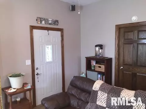 1053 E Walnut, Canton, IL 61520 photo 4