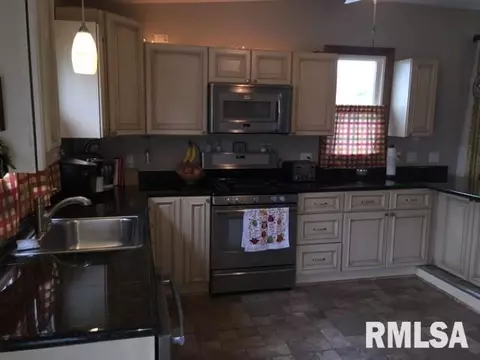 1053 E Walnut, Canton, IL 61520 photo 10