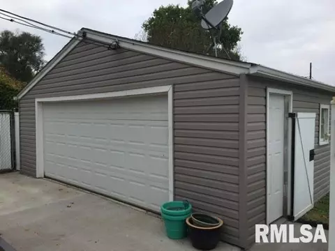 1053 E Walnut, Canton, IL 61520 photo 22