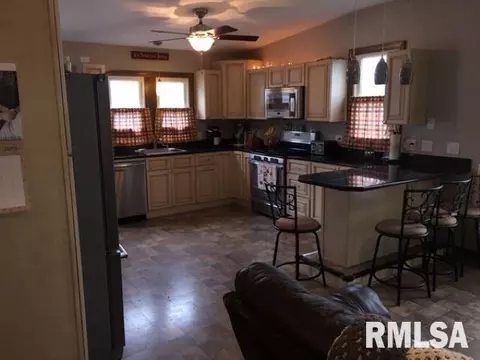 1053 E Walnut, Canton, IL 61520 photo 5