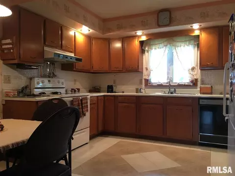 2213 Maple Ave, Macomb, IL 61455 photo 9