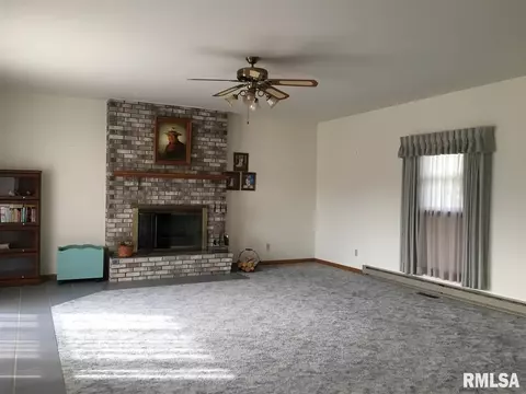 2213 Maple Ave, Macomb, IL 61455 photo 3
