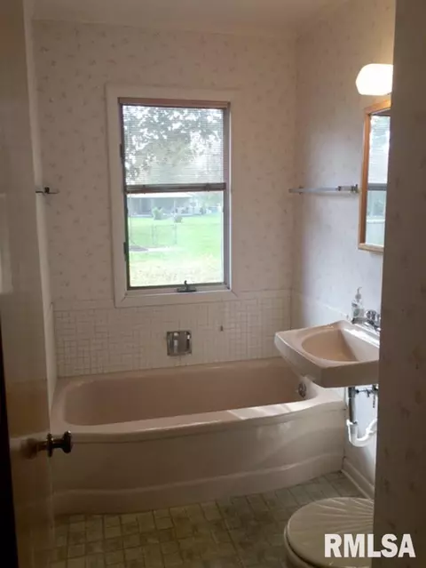 1240 Sunview, Canton, IL 61520 photo 14