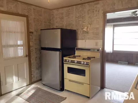 1240 Sunview, Canton, IL 61520 photo 6