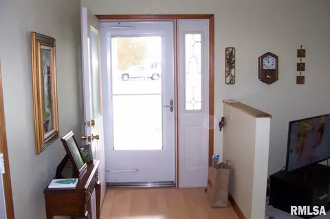 1691 E Myrtle St, Canton, IL 61520 photo 3