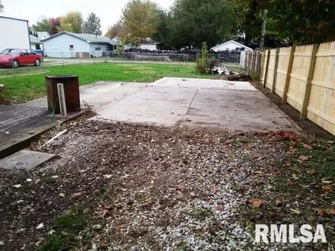 735 Vanwinkle Dr, Canton, IL 61520 photo 5