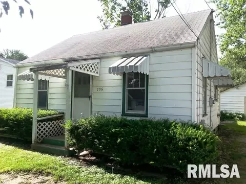 735 Vanwinkle Dr, Canton, IL 61520 photo 1