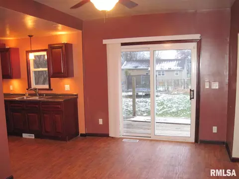 305 E 3rd St, Delavan, IL 61734 photo 9