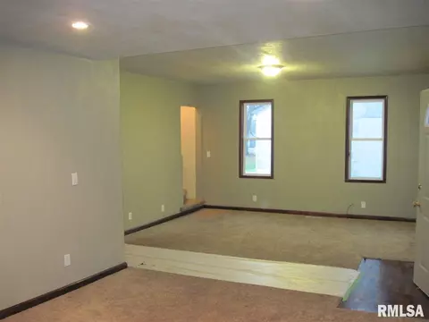 305 E 3rd St, Delavan, IL 61734 photo 5