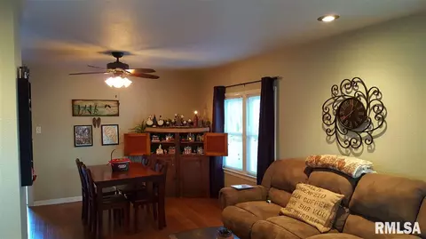 737 E Ash, Canton, IL 61520 photo 3