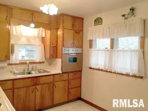 645 Baxter Ct, Canton, IL 61520 photo 7
