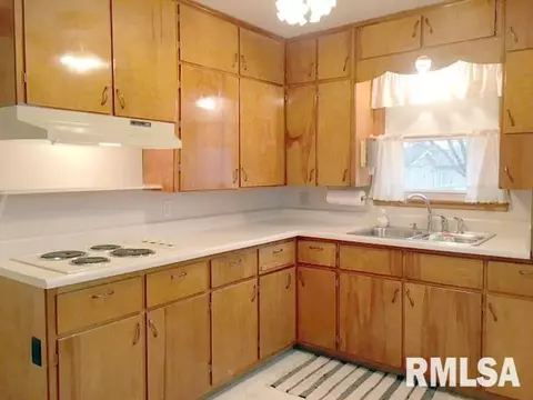 645 Baxter Ct, Canton, IL 61520 photo 5