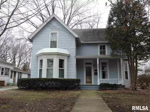 617 S Randolph St, Macomb, IL 61455 photo 2