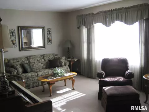 909 E Madison St, Metamora, IL 61548 photo 5