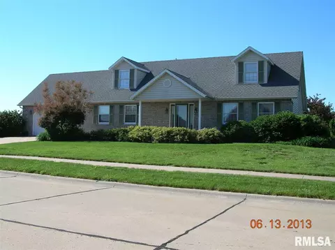912 Oakview Dr, Macomb, IL 61455 photo 1