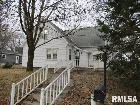 945 Center St, Eureka, IL 61530 photo 1