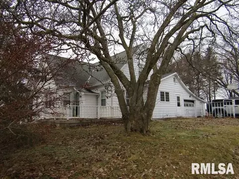 945 Center St, Eureka, IL 61530 photo 2