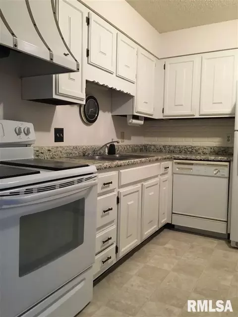 1590 Riverview Dr # -8, Macomb, IL 61455 photo 9