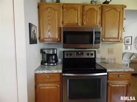 1300 Stacy Ln, Macomb, IL 61455 photo 8