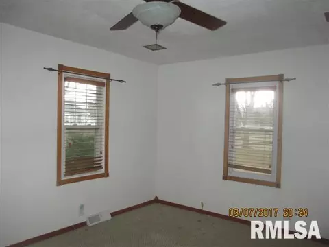 533 Thompson Ct, Canton, IL 61520 photo 2