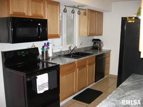 213 Robin Rd, Macomb, IL 61455 photo 3