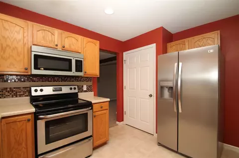 2402 W Marks Pl, Dunlap, IL 61525 photo 10