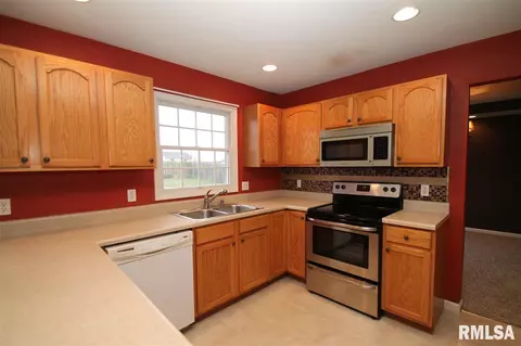 2402 W Marks Pl, Dunlap, IL 61525 photo 8