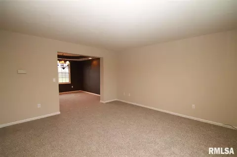 2402 W Marks Pl, Dunlap, IL 61525 photo 4