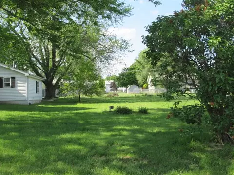801 E 2nd St, Delavan, IL 61734 photo 2
