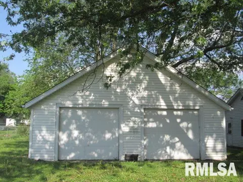 801 E 2nd St, Delavan, IL 61734 photo 3