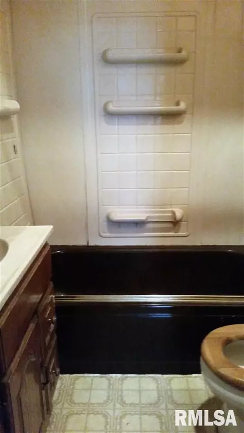 1209 E Carroll, Macomb, IL 61455 photo 9