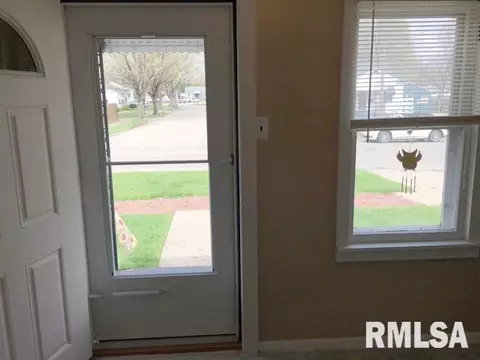 1022 E Locust, Canton, IL 61520 photo 2